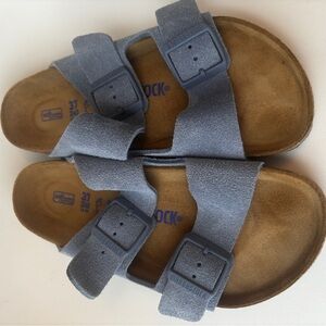 Like new authentic Birkenstock Arizona Soft Footbed
Suede Leather size 37